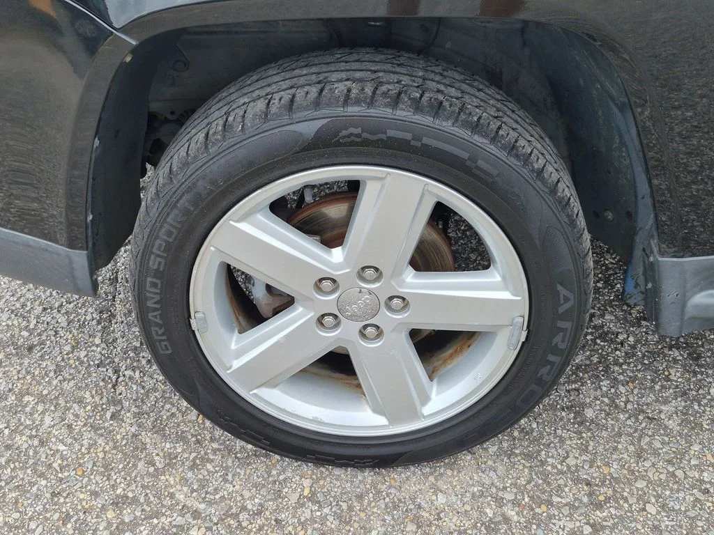 Used 2014 Black Jeep Latitude image 11