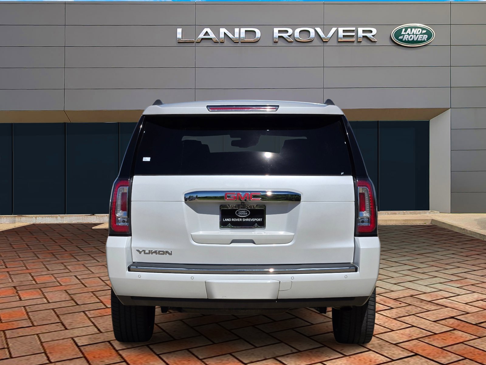 Used 2017 White Frost Tricoat GMC Denali image 5