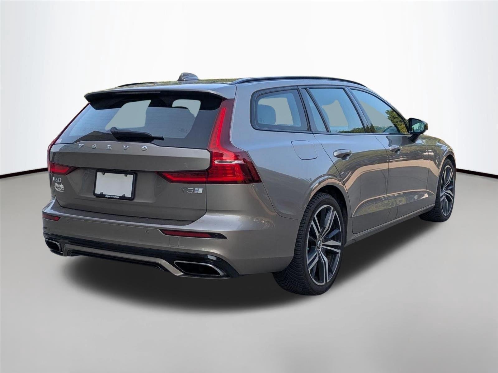 Used 2020 Pebble Grey Metallic Volvo R-Design image 5