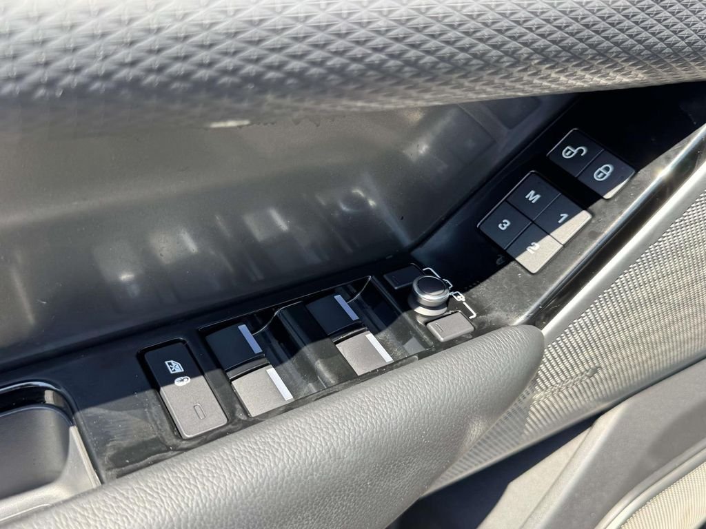 Used 2018  Land Rover S image 27