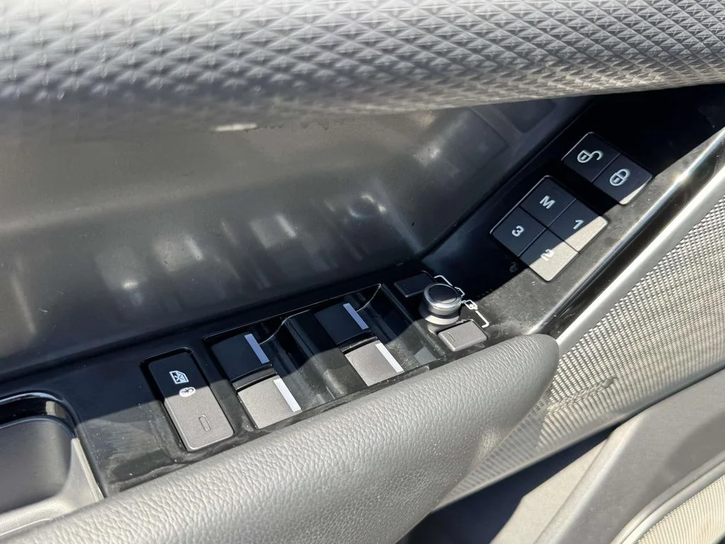 Used 2018  Land Rover S image 27