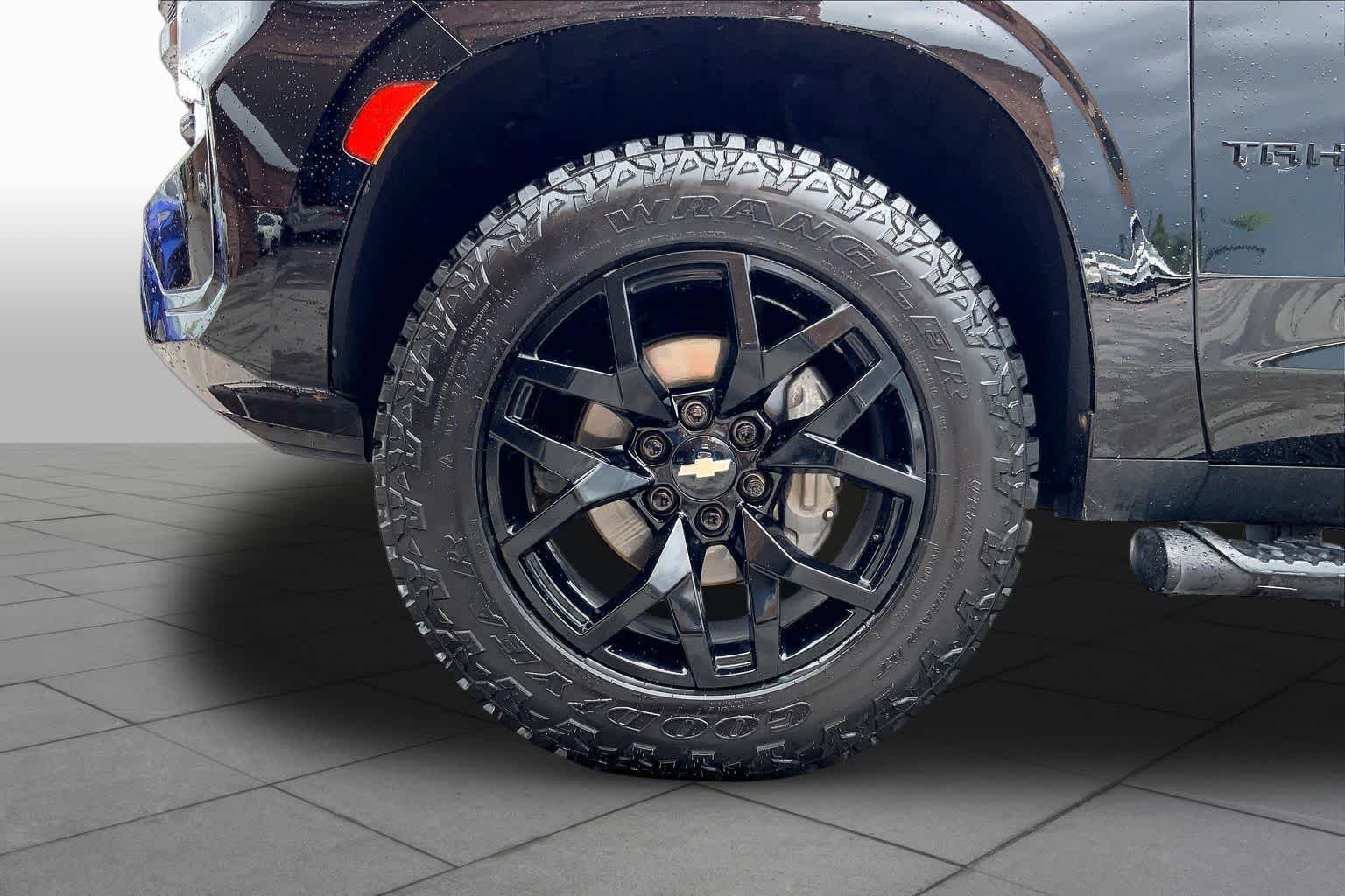 Used 2022 Black Chevrolet Z71 image 11