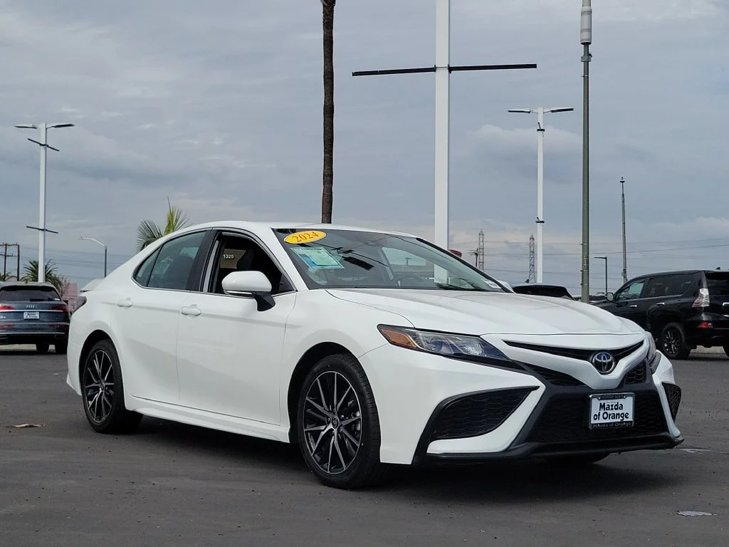 Used 2024 Ice Toyota SE image 34