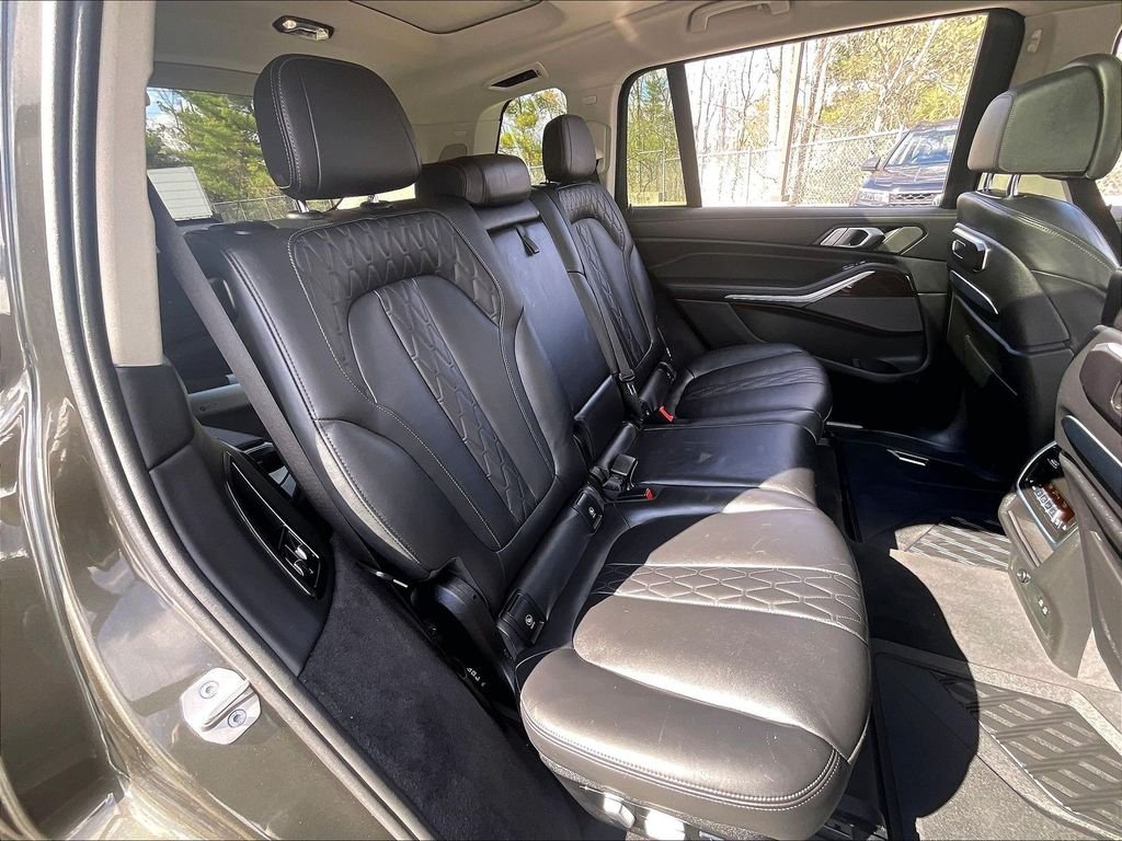Used 2024 Green BMW xDrive40i image 16