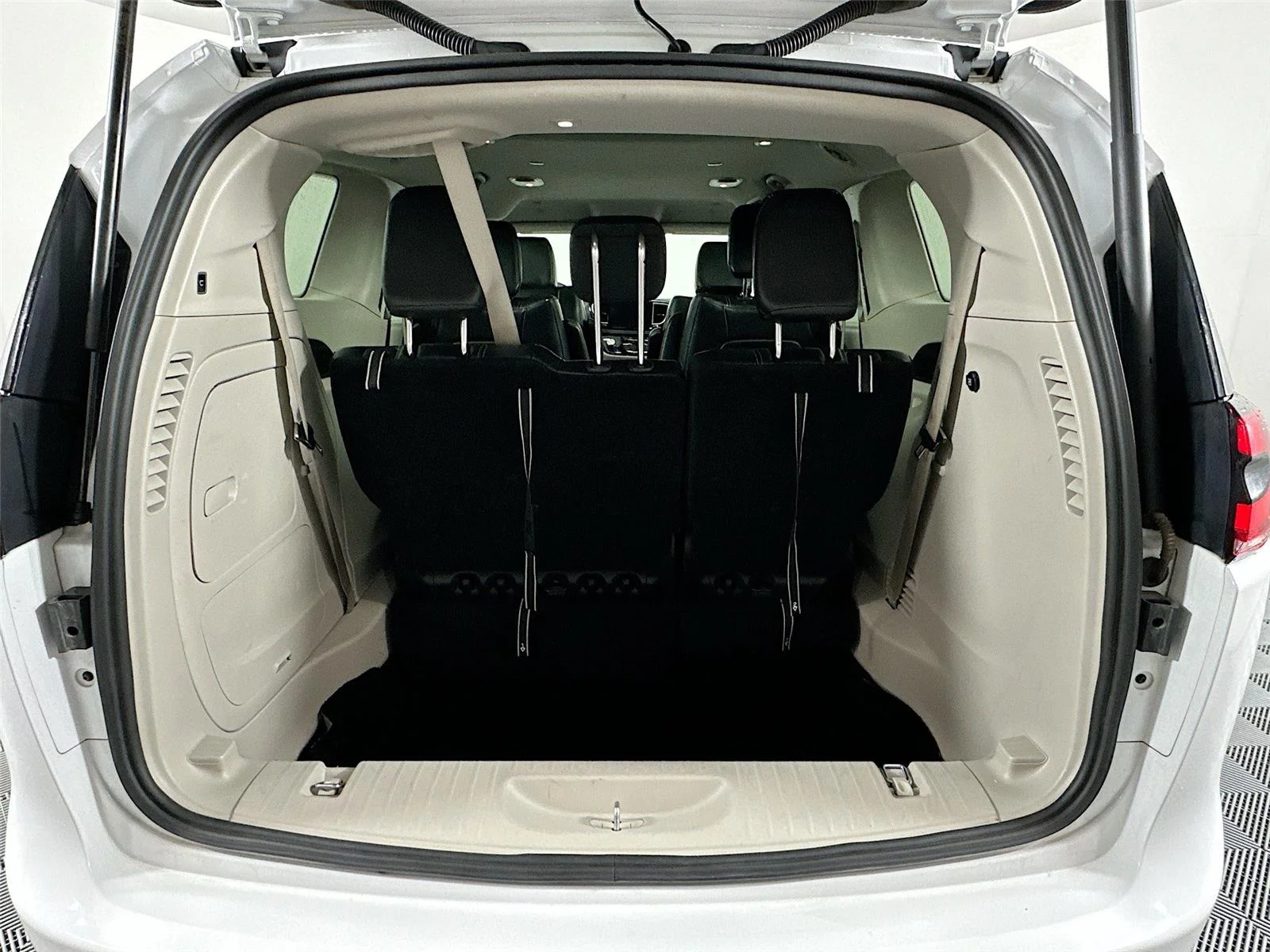 2024 Chrysler Pacifica PHEV Select - Photo 26