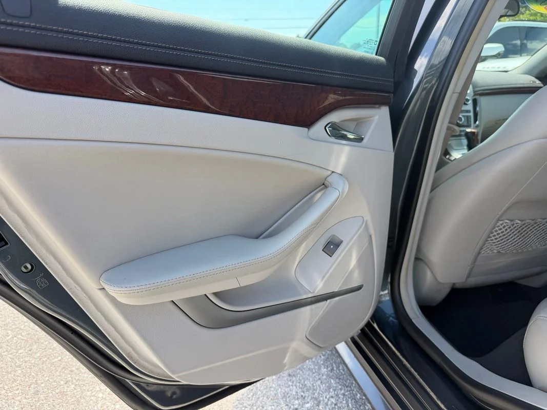 Used 2010  Cadillac Luxury image 11
