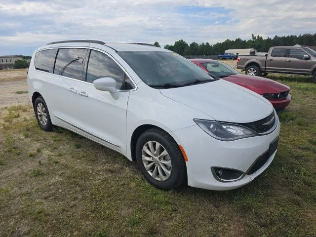 Used 2017 White Chrysler Touring L image 3