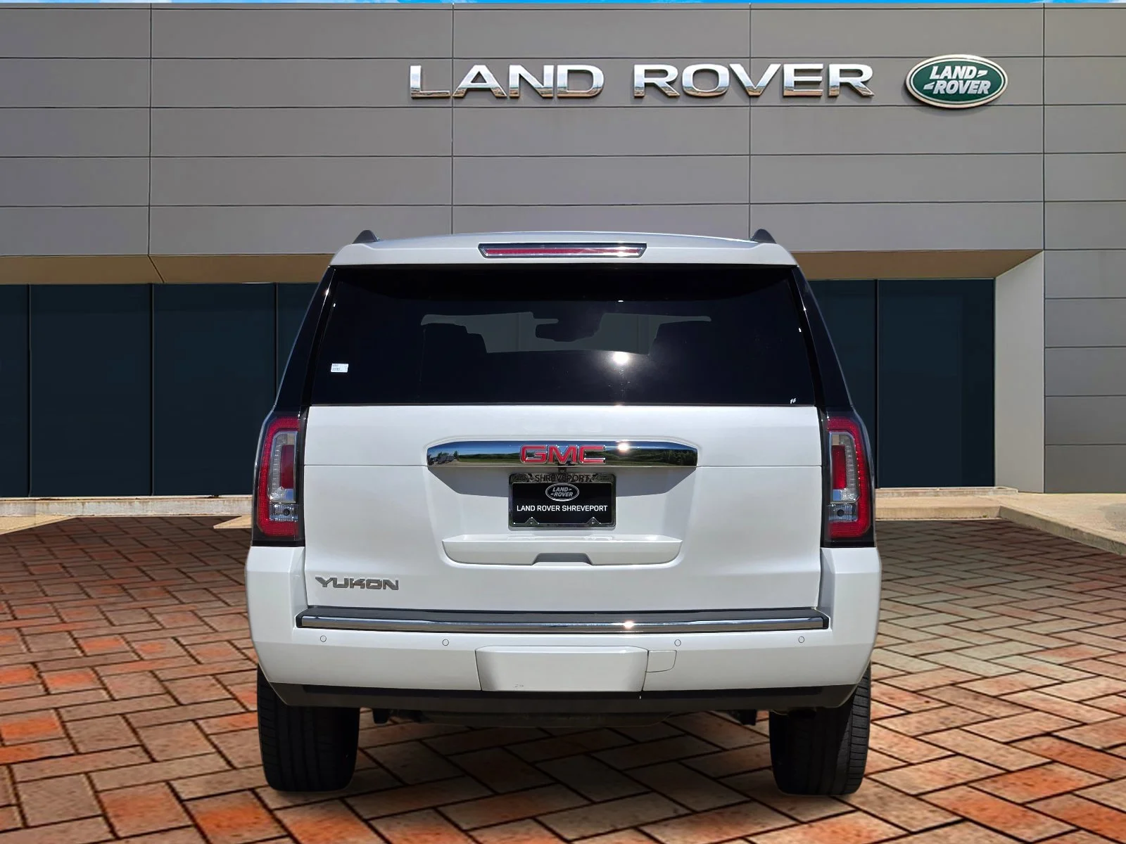 Used 2017 White Frost Tricoat GMC Denali image 5