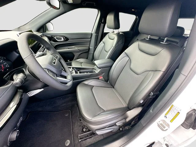New 2026 Bright White Clear-Coat Exterior Paint Jeep Latitude image 20