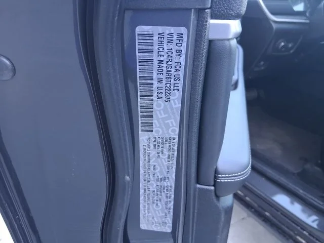 New 2026 Baltic Gray Metallic Clear-Coat Exterior Paint Jeep Altitude image 30