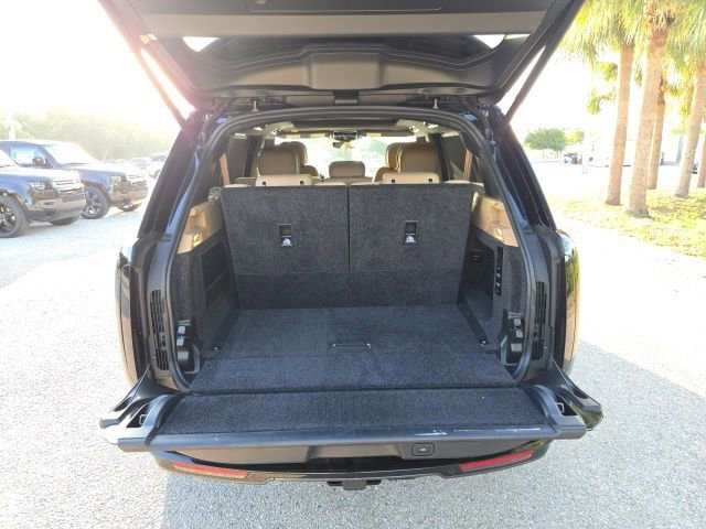 Used 2024 Black Land Rover SE image 9