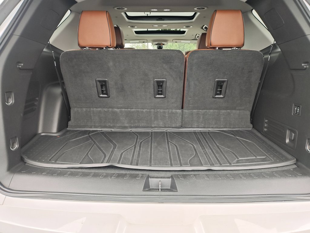 Used 2019 White Chevrolet High Country image 9