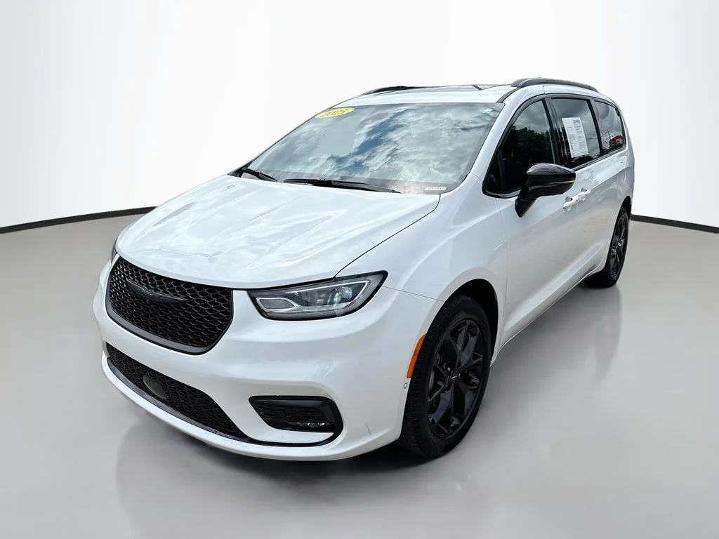 Used 2025 Bright White Clearcoat Chrysler Limited image 4