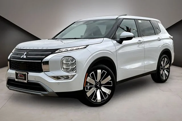 2026 Mitsubishi Outlander SE FWD's photo
