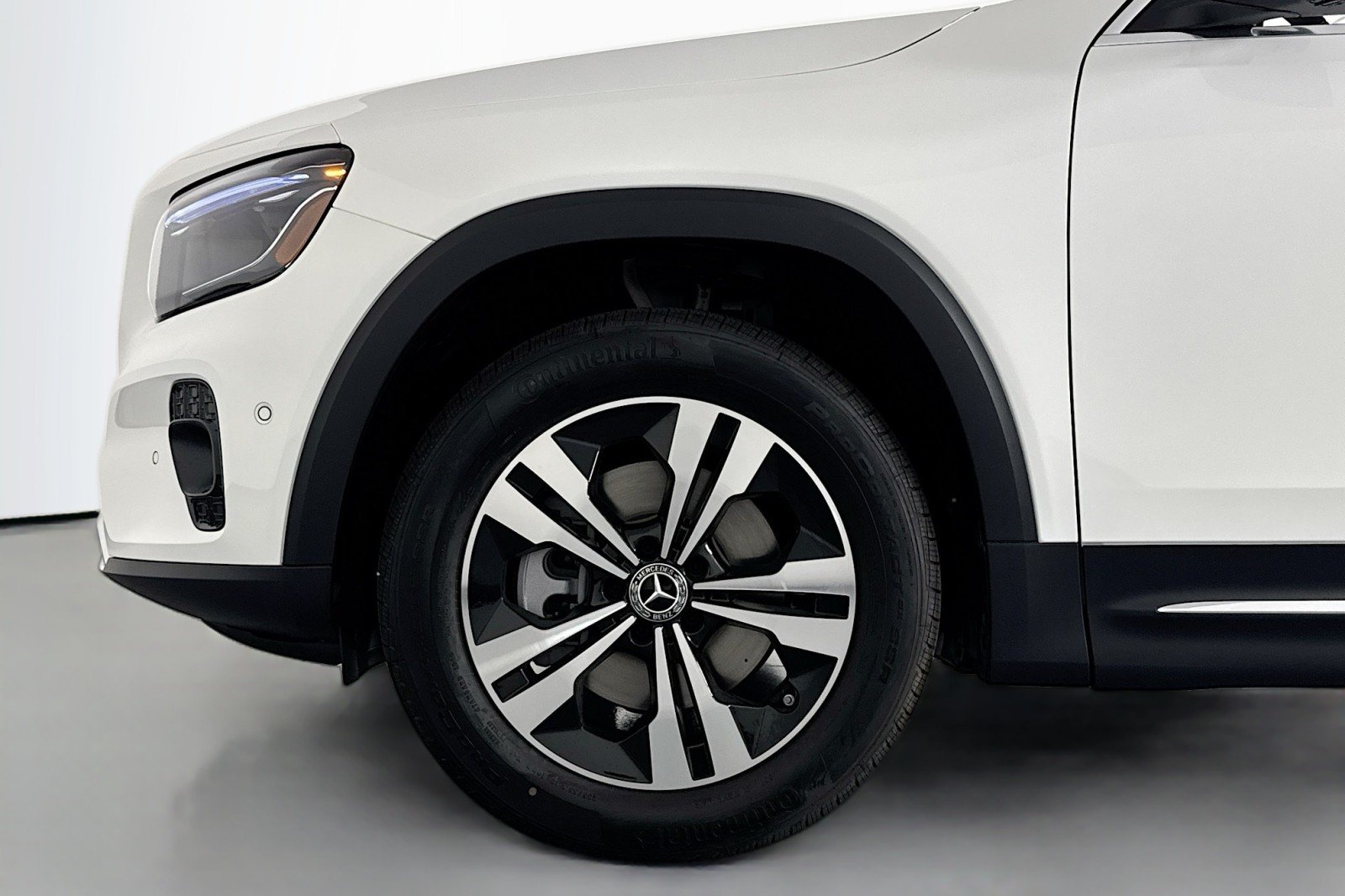 New 2026 Polar White Mercedes-Benz GLB 250 4MATIC® SUV image 9
