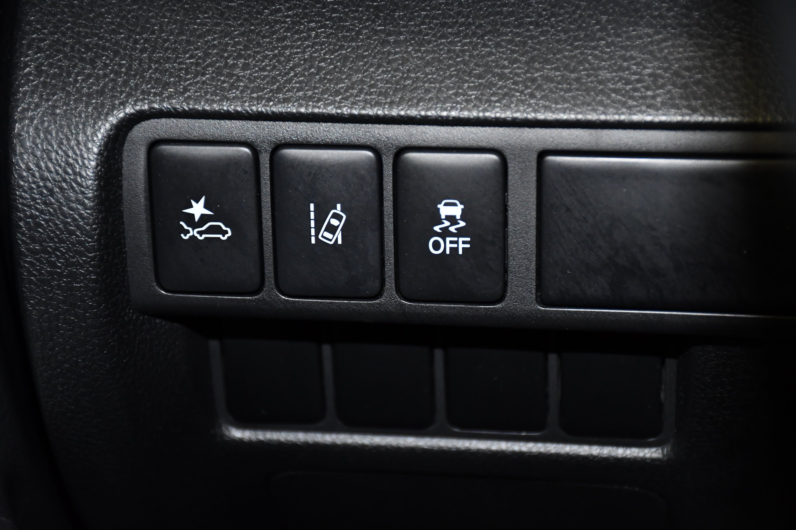 Used 2023 White Diamond Mitsubishi SE image 33