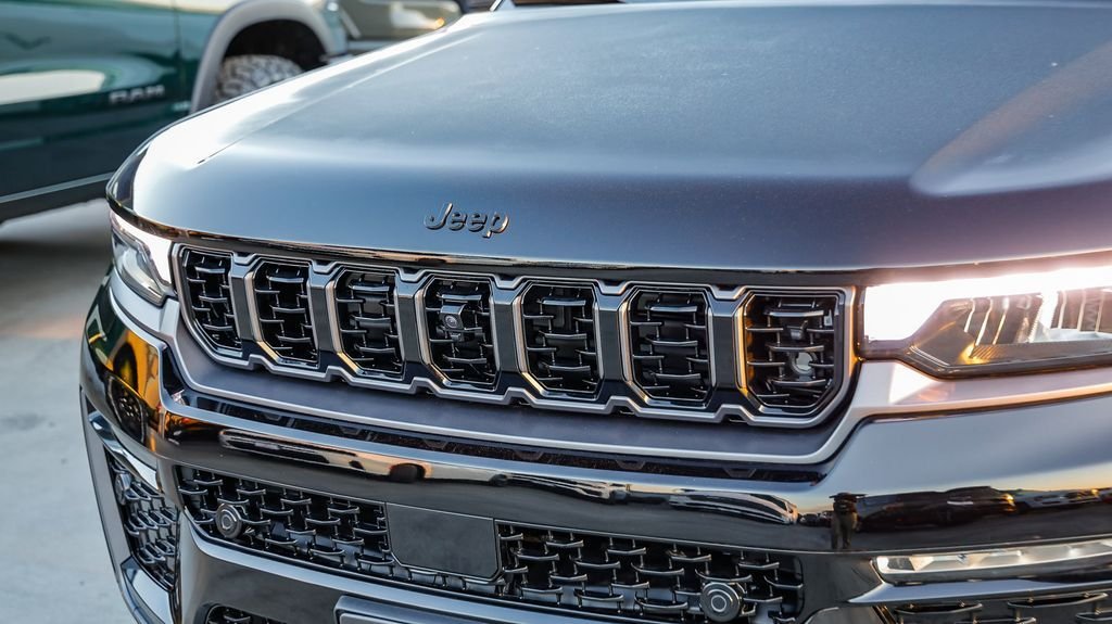 New 2026 Diamond Black Crystal Pearlcoat Jeep Summit image 6