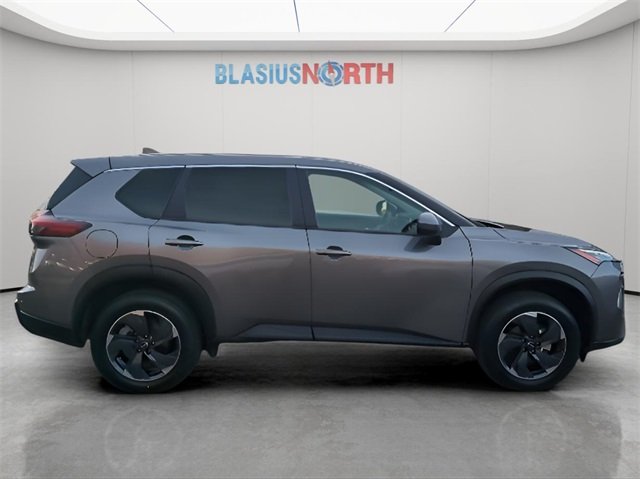 2024 Nissan Rogue SV photo 2