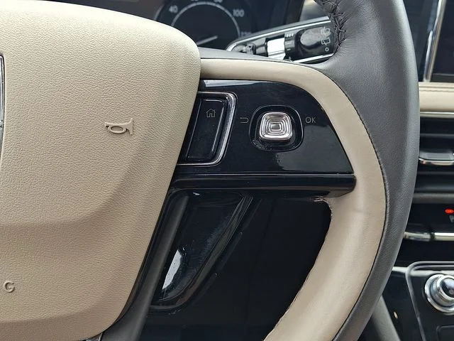 Used 2022 Blue Metallic Lincoln Standard image 22