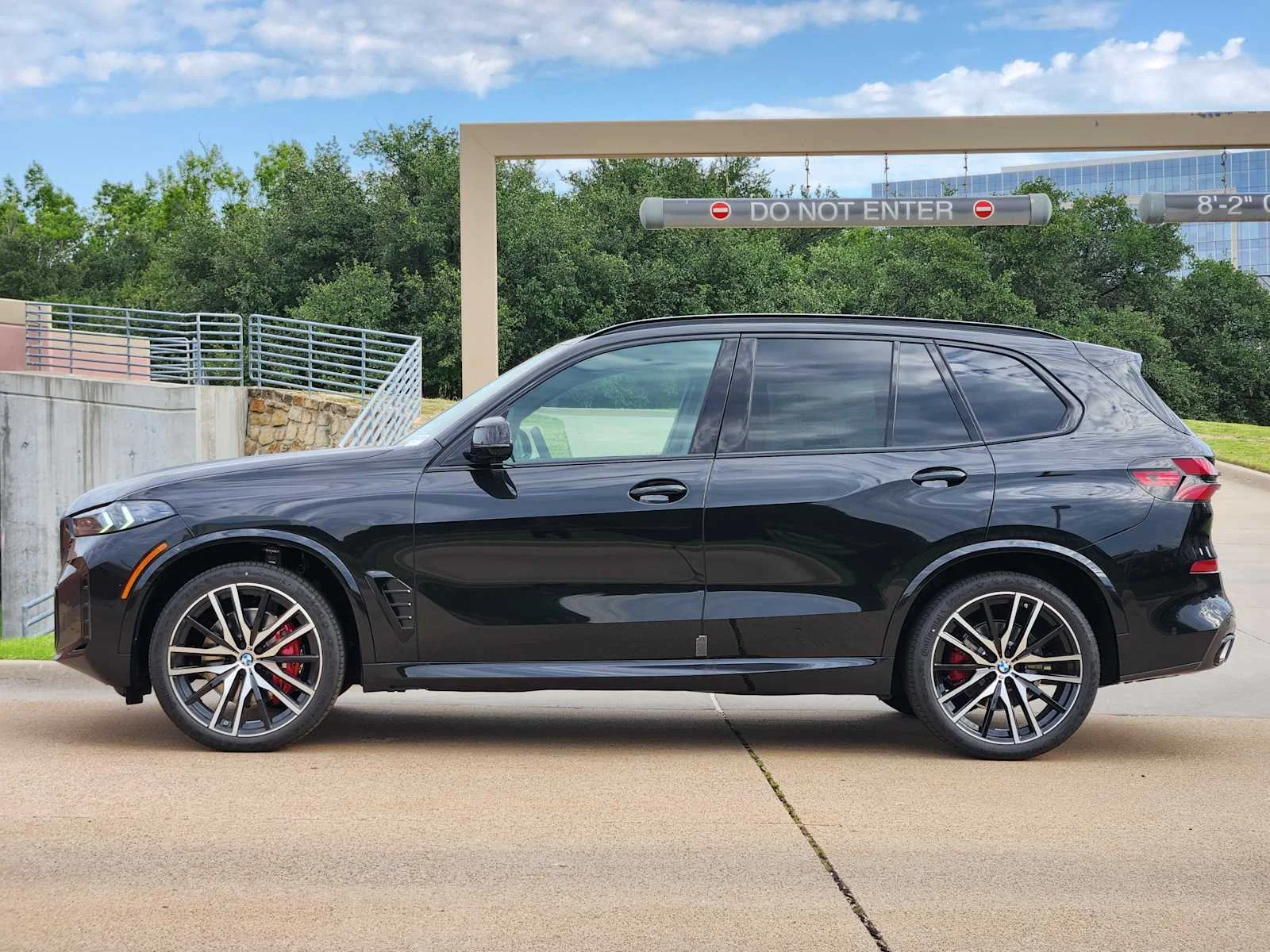 New 2026 Black Sapphire Metallic BMW xDrive40i image 2