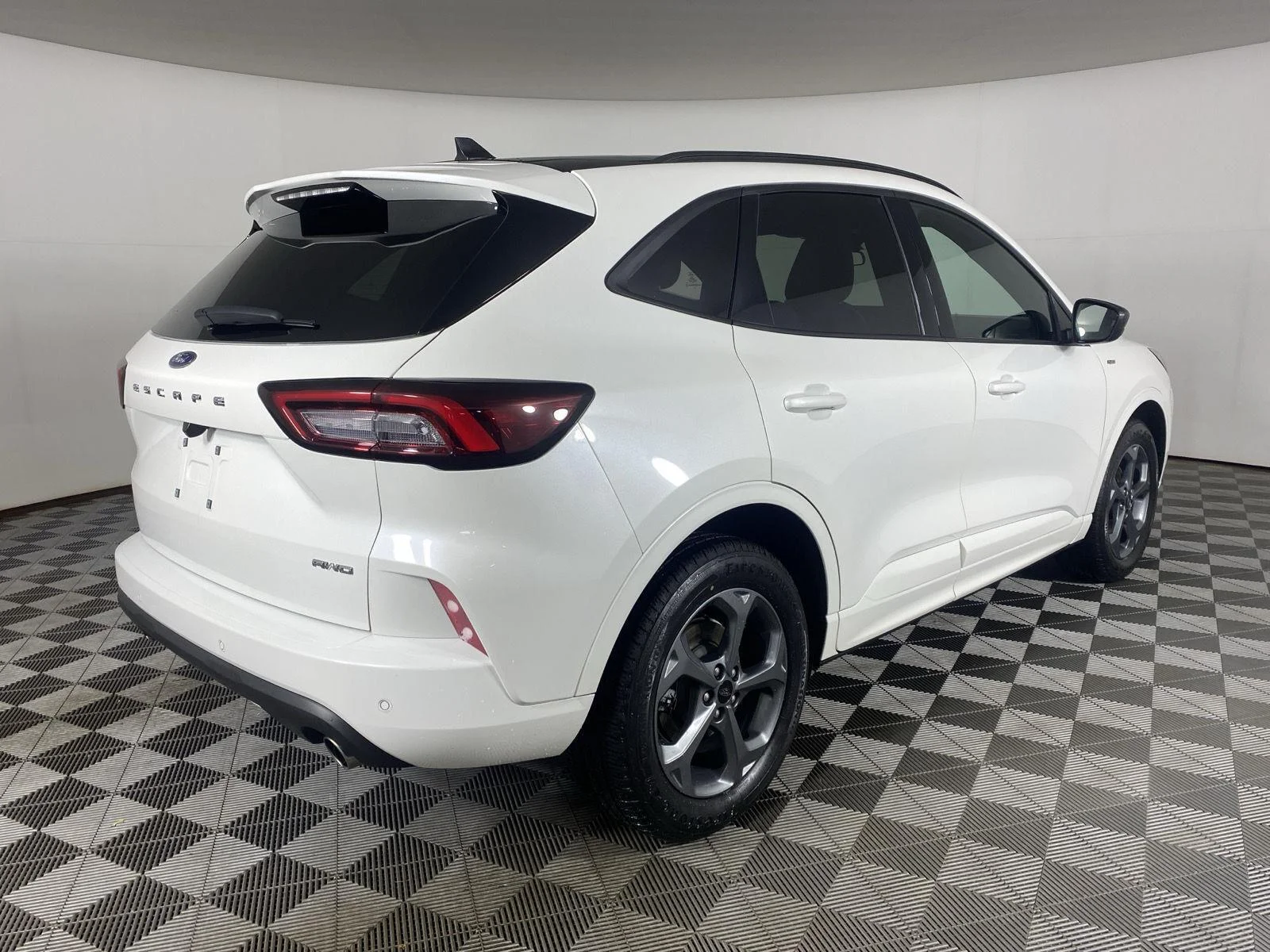 Used 2023 Star White Metallic Tri-Coat Ford ST-Line image 17