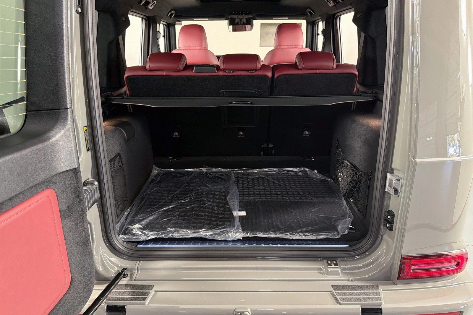 New 2027 MANUFAKTUR Arabian Grey Mercedes-Benz G 580e SUV image 22