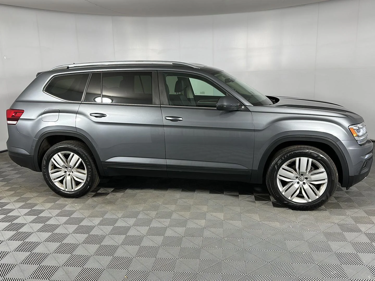 Used 2019 Platinum Gray Metallic Volkswagen 3.6L V6 SE image 8