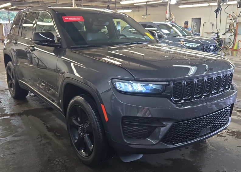 Used 2023 Gray Jeep Altitude X image 1
