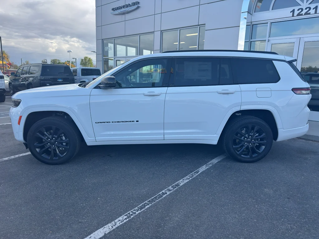 New 2026 Bright White Clear-Coat Exterior Paint Jeep Limited Reserve image 2