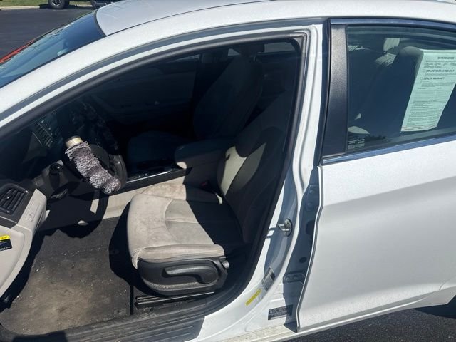 Used 2017 White Hyundai Base image 8