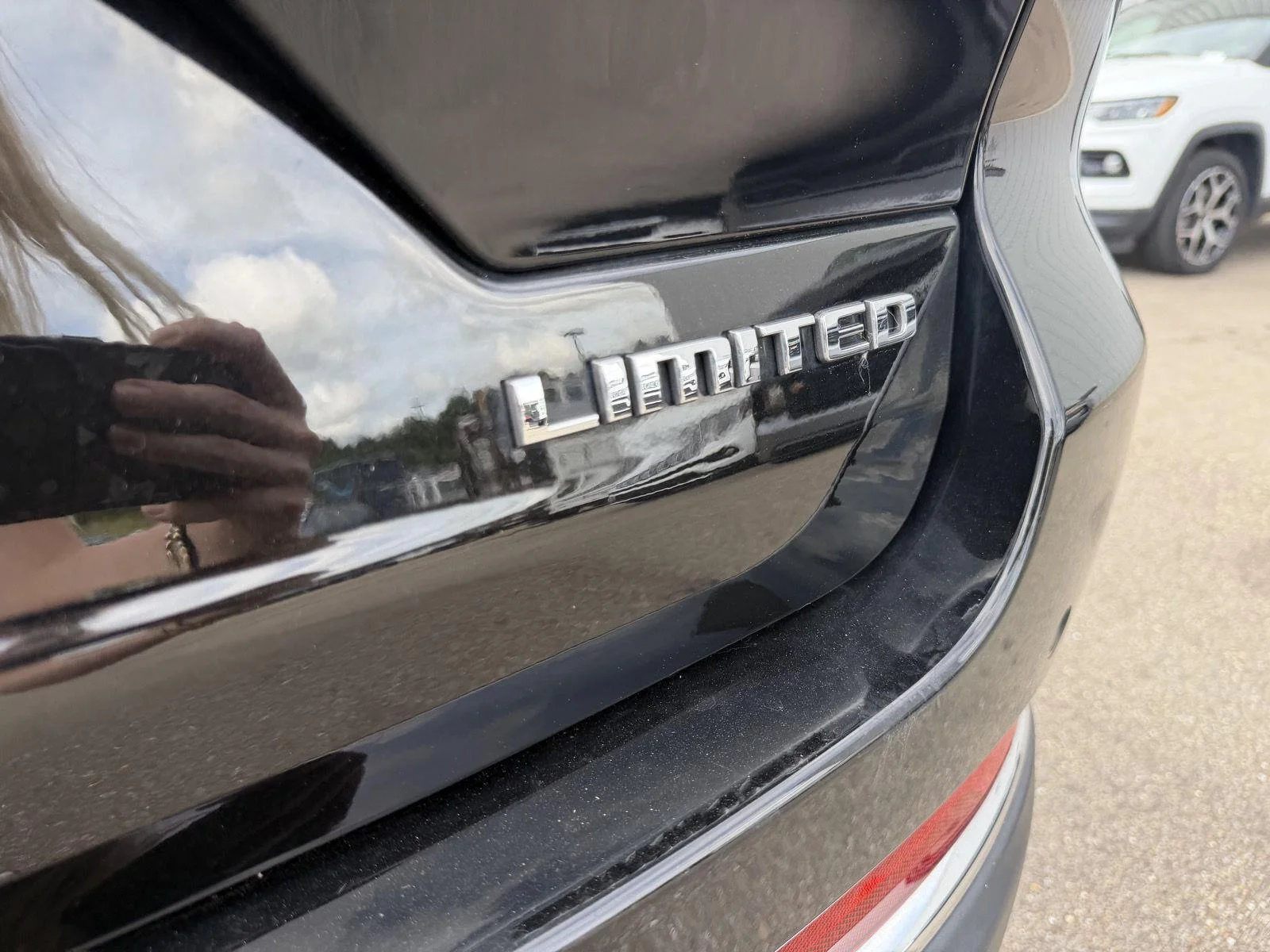Used 2023 Diamond Black Crystal Pearlcoat Jeep Limited image 26