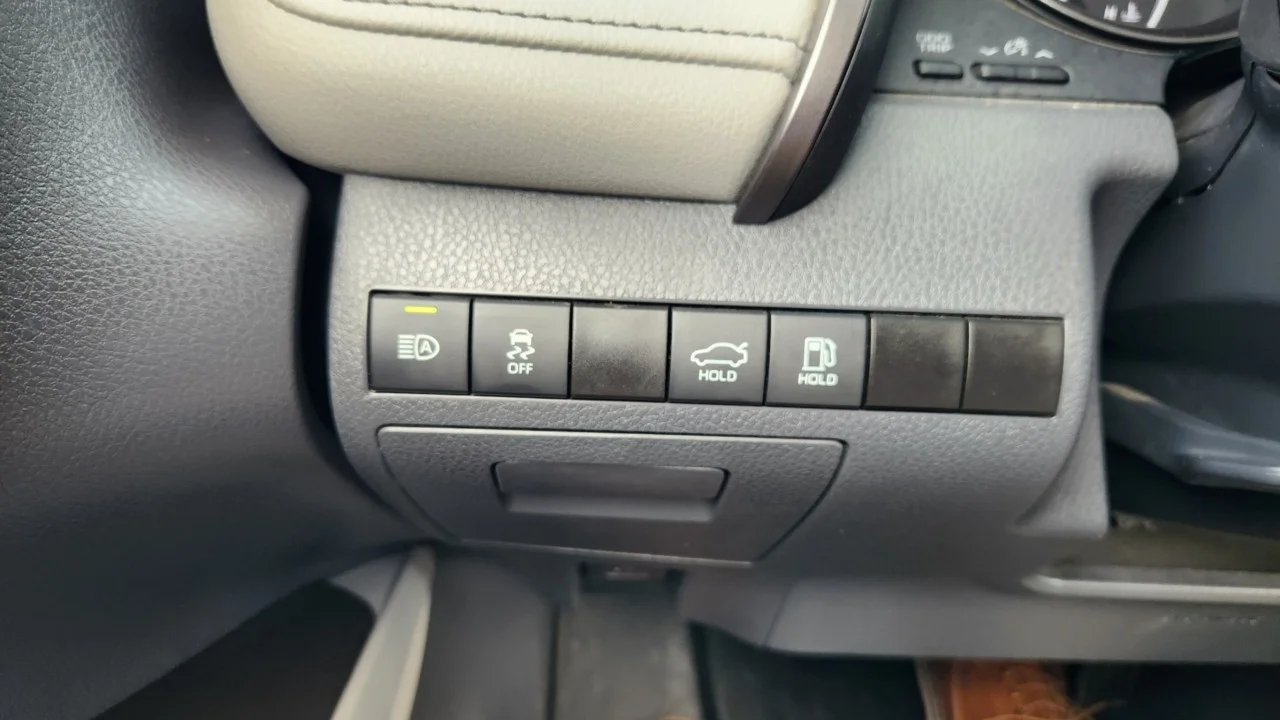 Used 2024  Toyota Hybrid SE image 20