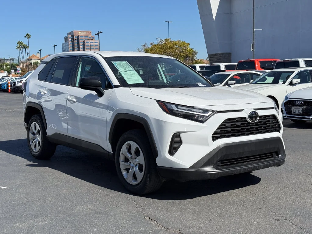 Used 2025  Toyota LE image 5
