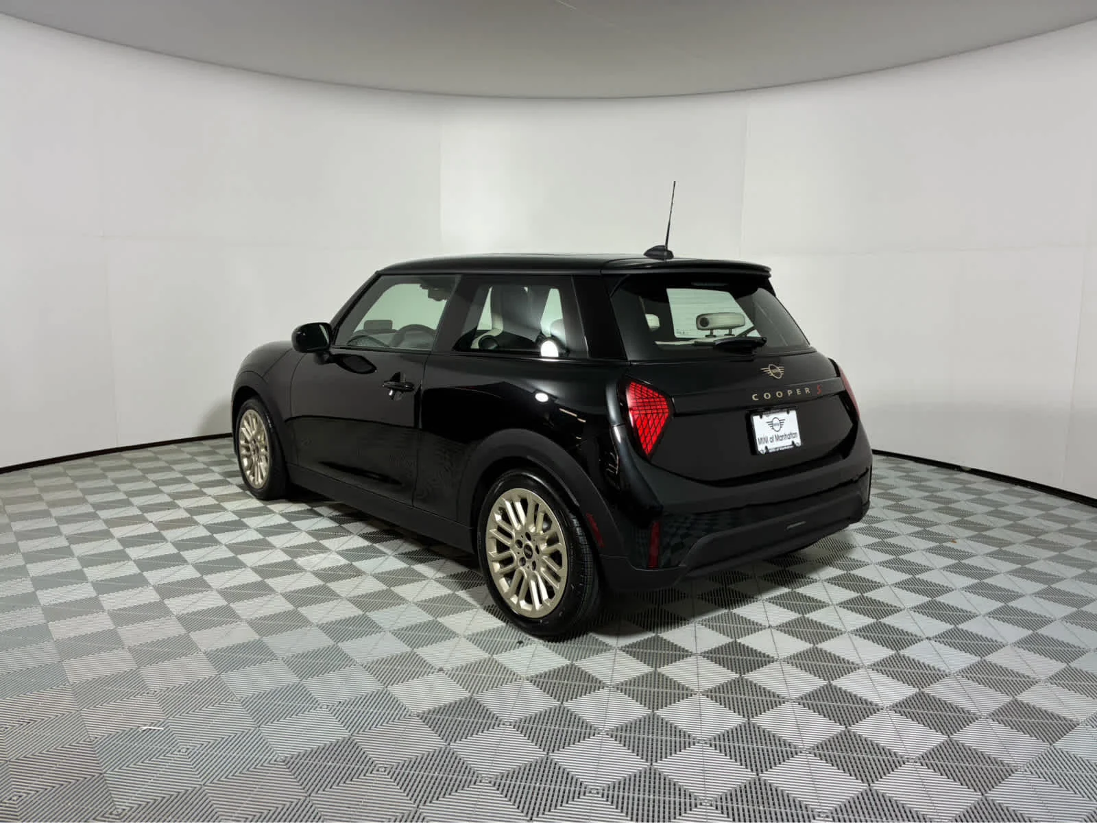 New 2026 Midnight Black II Metallic MINI Signature Plus image 5