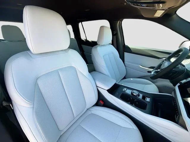 New 2026 Diamond Black Crystal Pearlcoat Jeep Laredo image 31