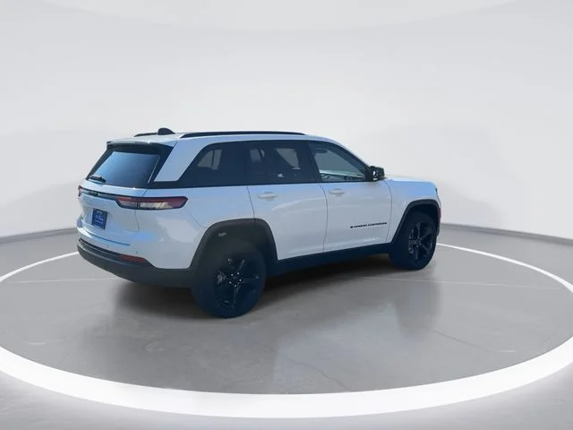 Used 2022 White Jeep Altitude image 7