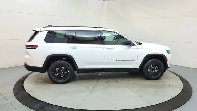 New 2026 Bright White Clear-Coat Exterior Paint Jeep Altitude image 11