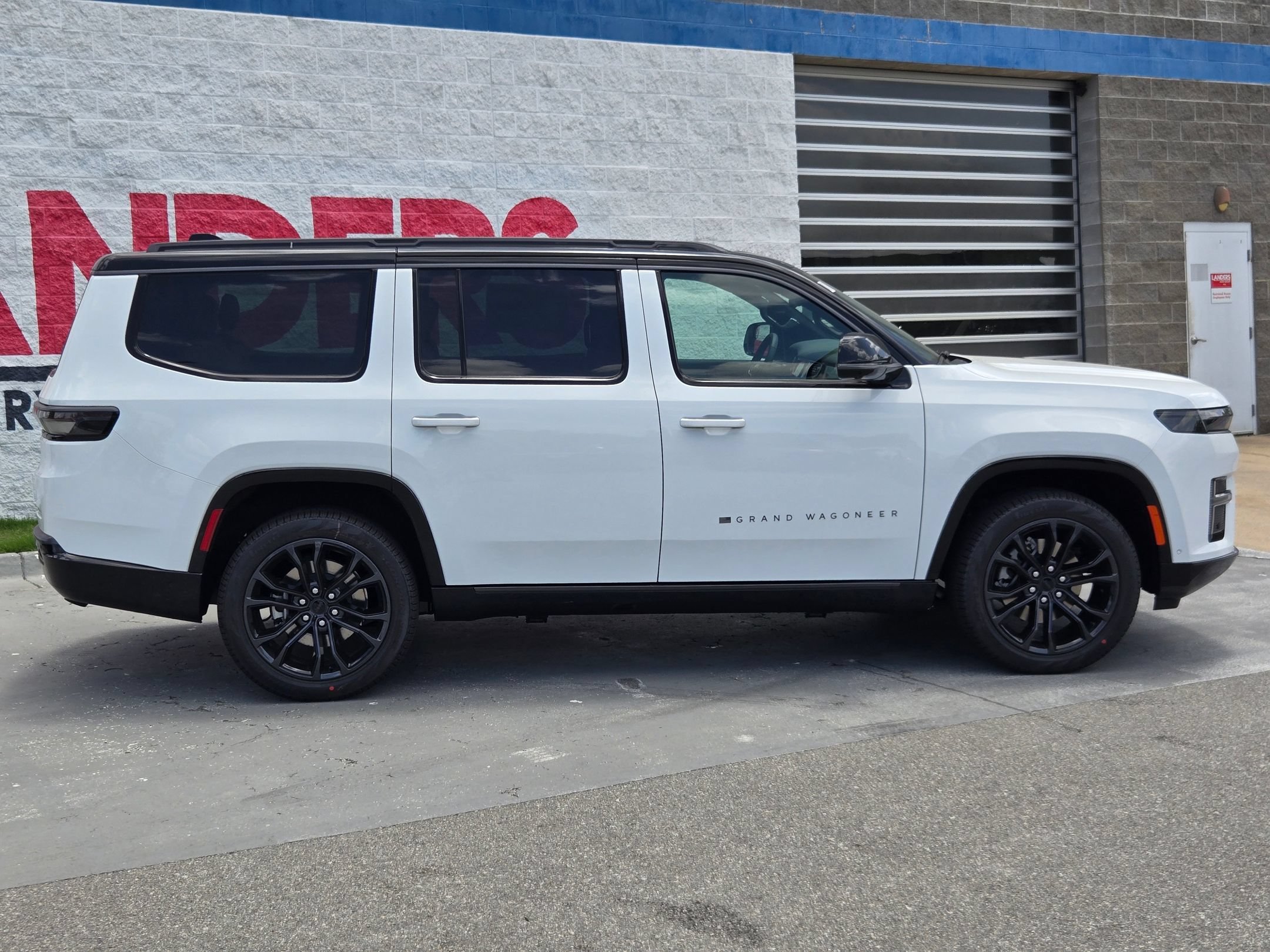 New 2026 Bright White Clear-Coat Exterior Paint Jeep Summit Reserve image 8