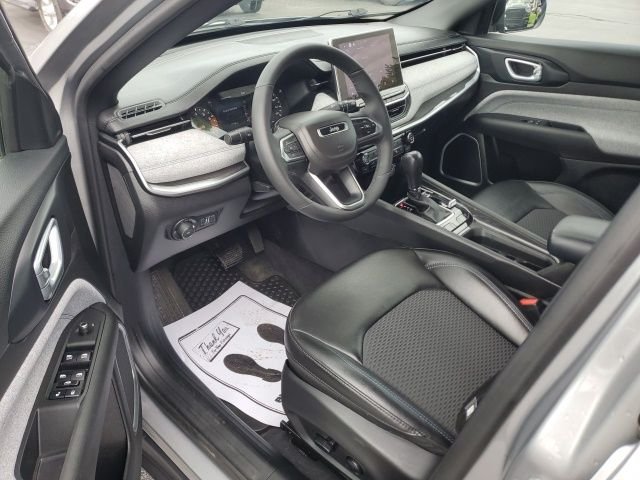 Used 2023 Silver Jeep Latitude image 12