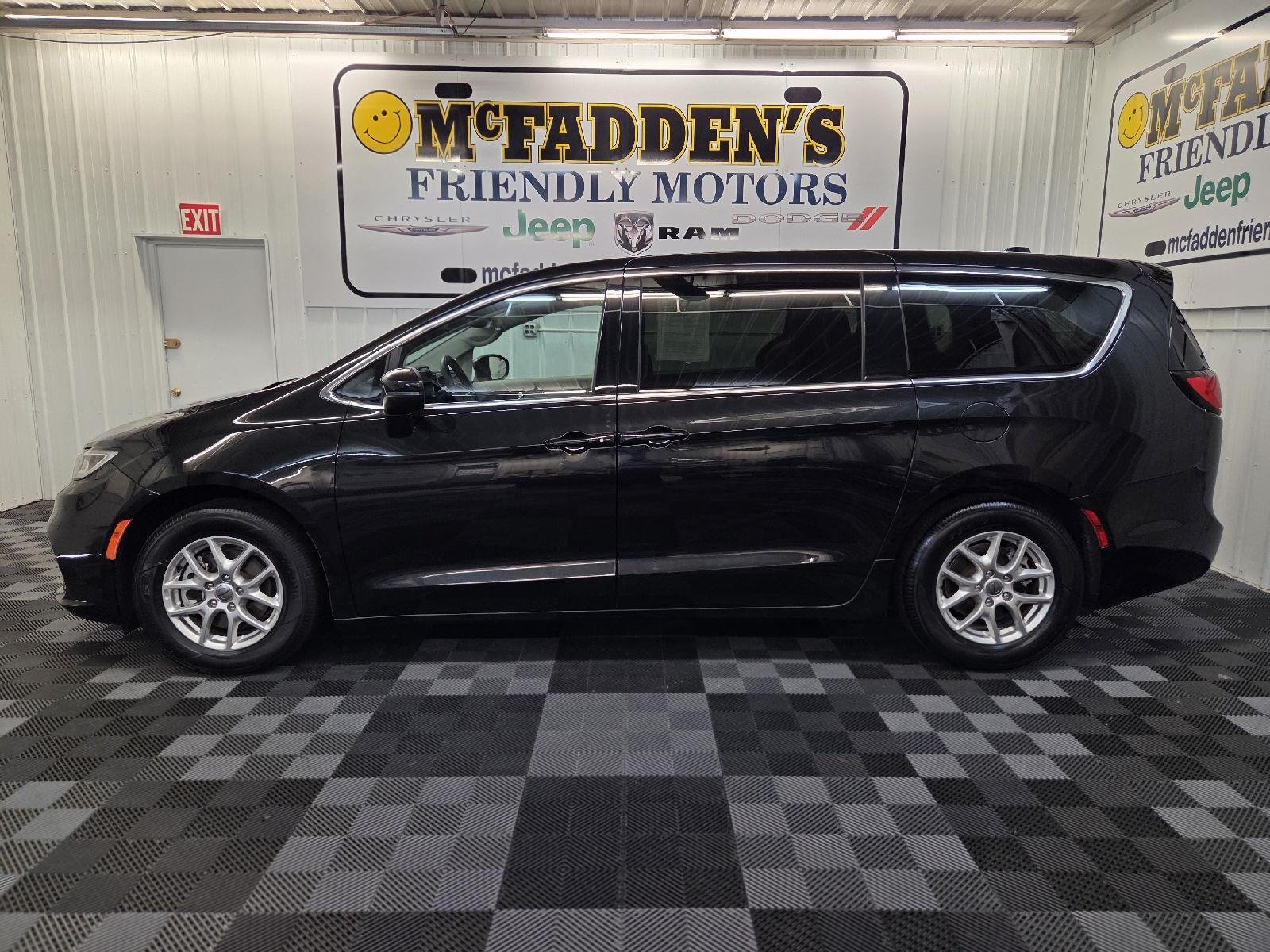 Used 2023 Brilliant Black Crystal Pearlcoat Chrysler Touring L image 5