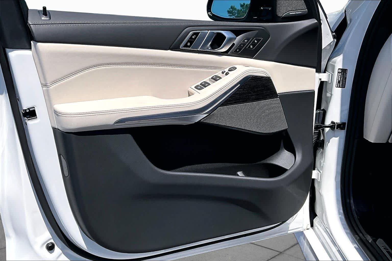 New 2026 Mineral White Metallic BMW xDrive40i image 10