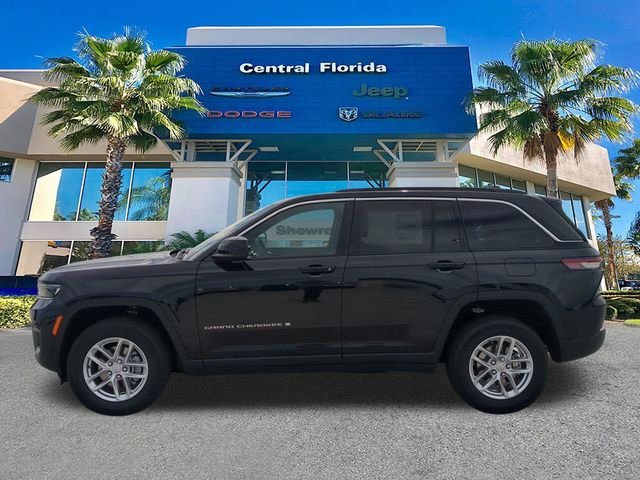 New 2026 Diamond Black Crystal Pearl-Coat Exterior Paint Jeep Laredo image 8