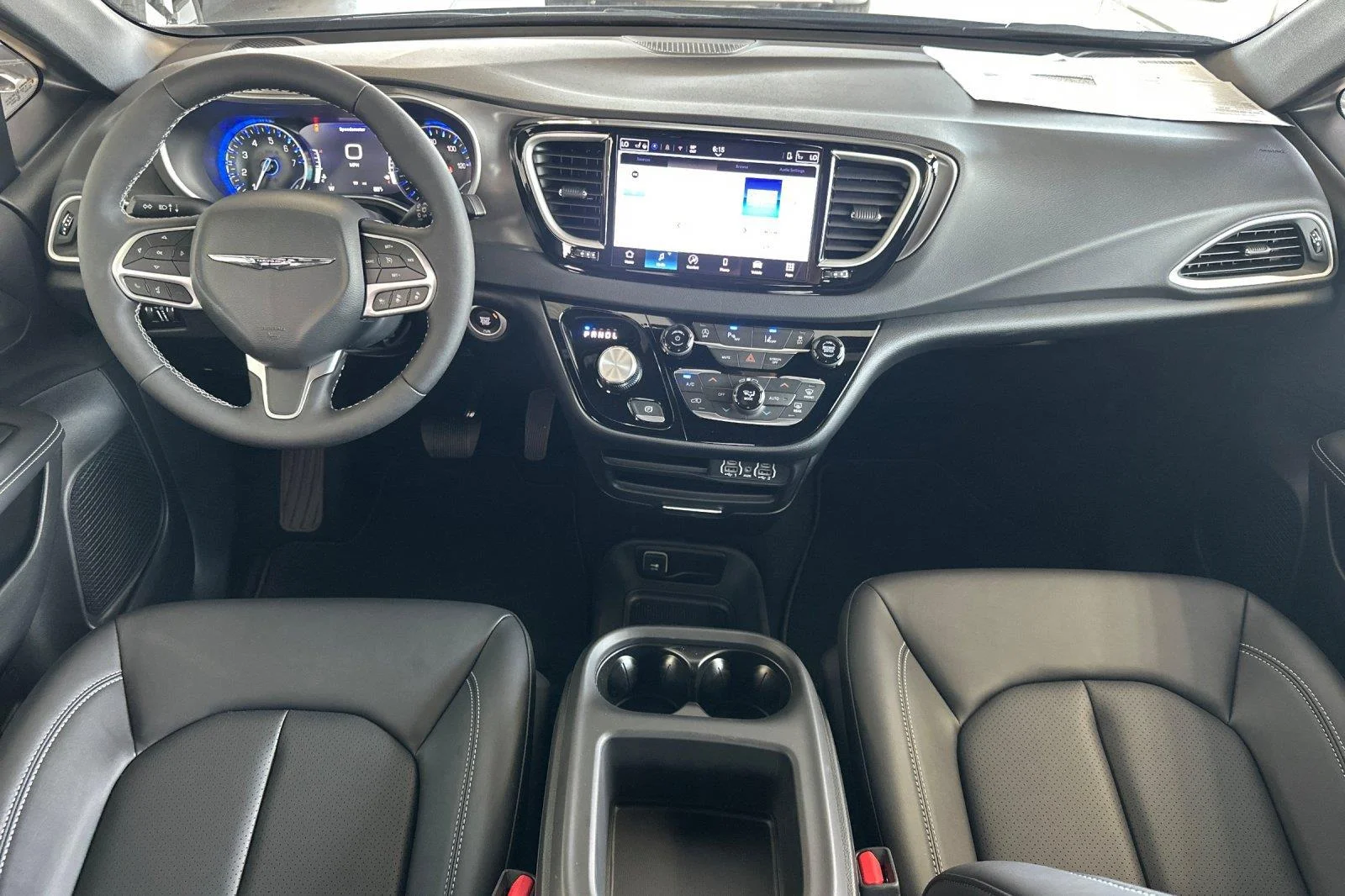 2025 Chrysler Voyager LX - Photo 13