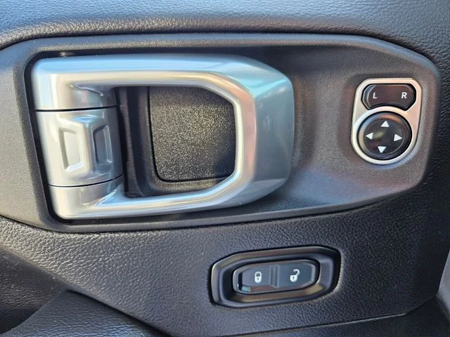 Used 2020 Silver Jeep Unlimited Sahara image 37
