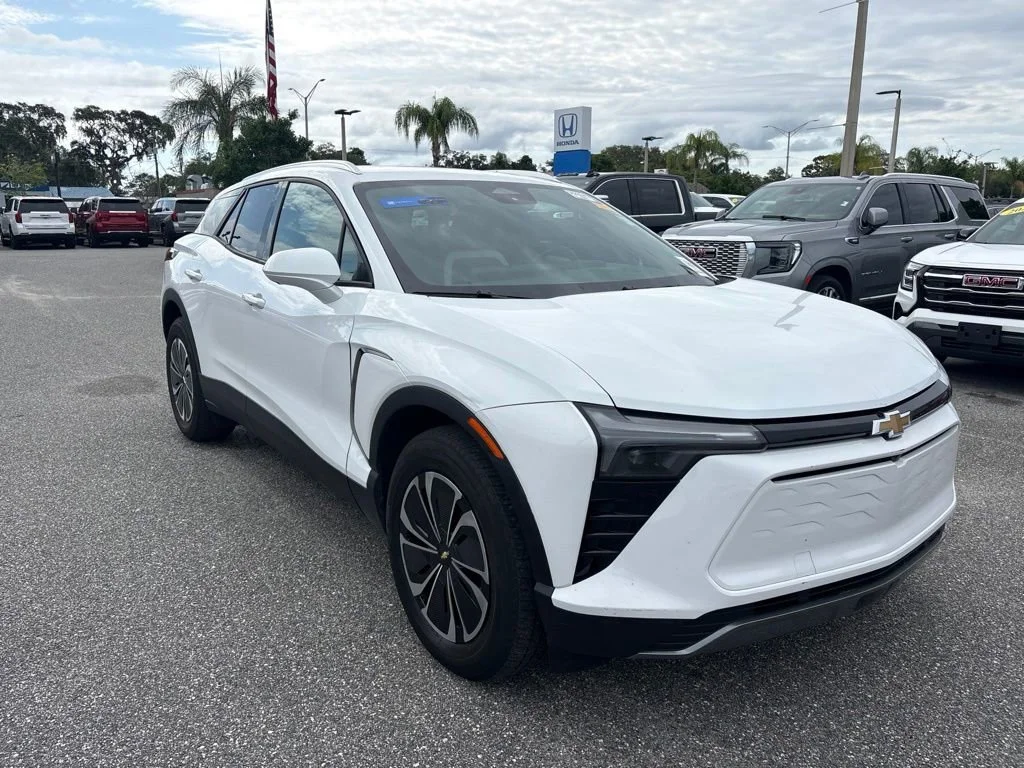 Used 2024 Summit White Chevrolet LT image 5