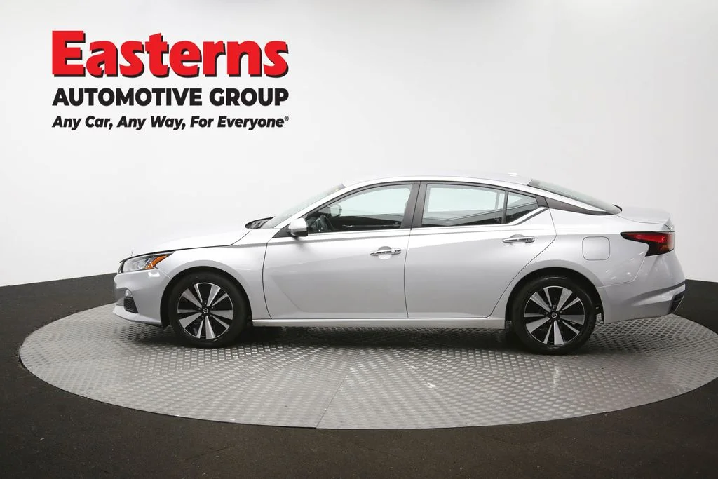 Used 2022 Silver Nissan 2.5 SV image 60