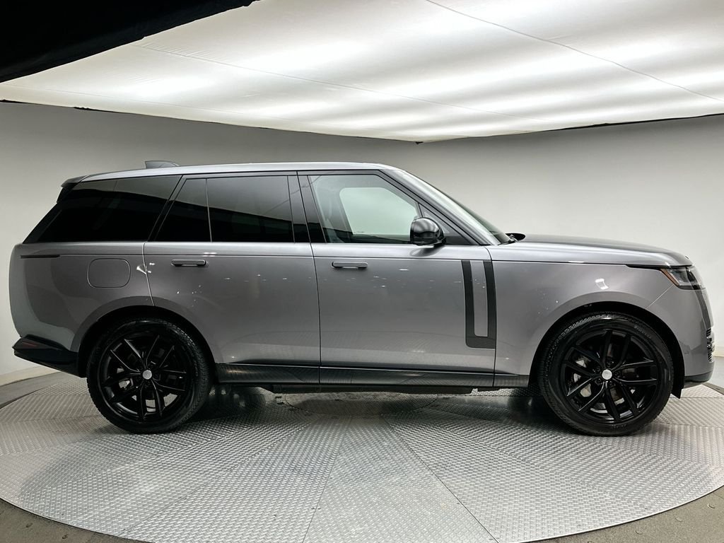 Used 2025  Land Rover SE image 14