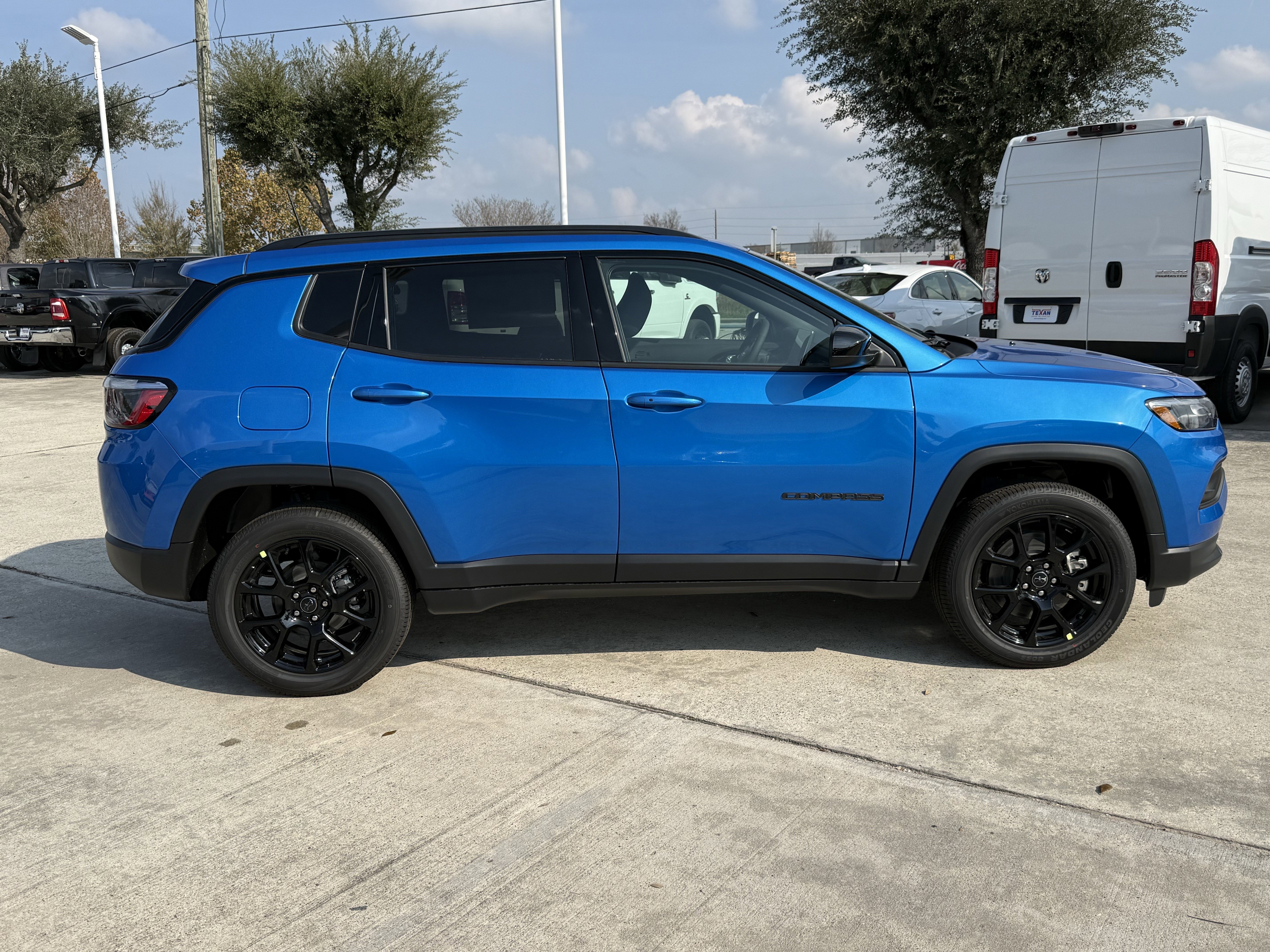 New 2026 Hydro Blue Pearlcoat Jeep Latitude Altitude image 3
