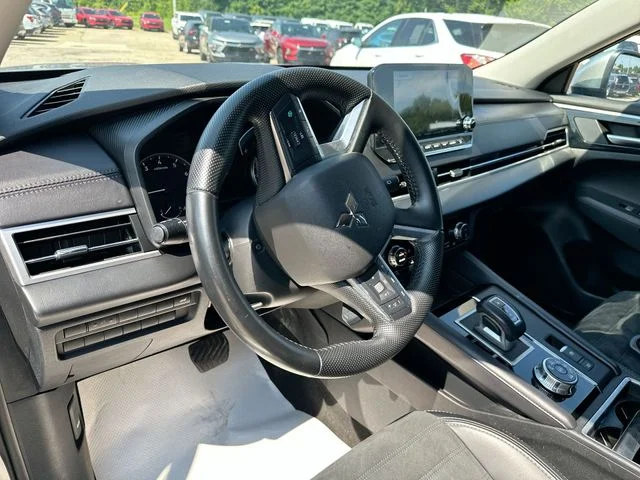 Used 2024 Silver Mitsubishi SE image 12