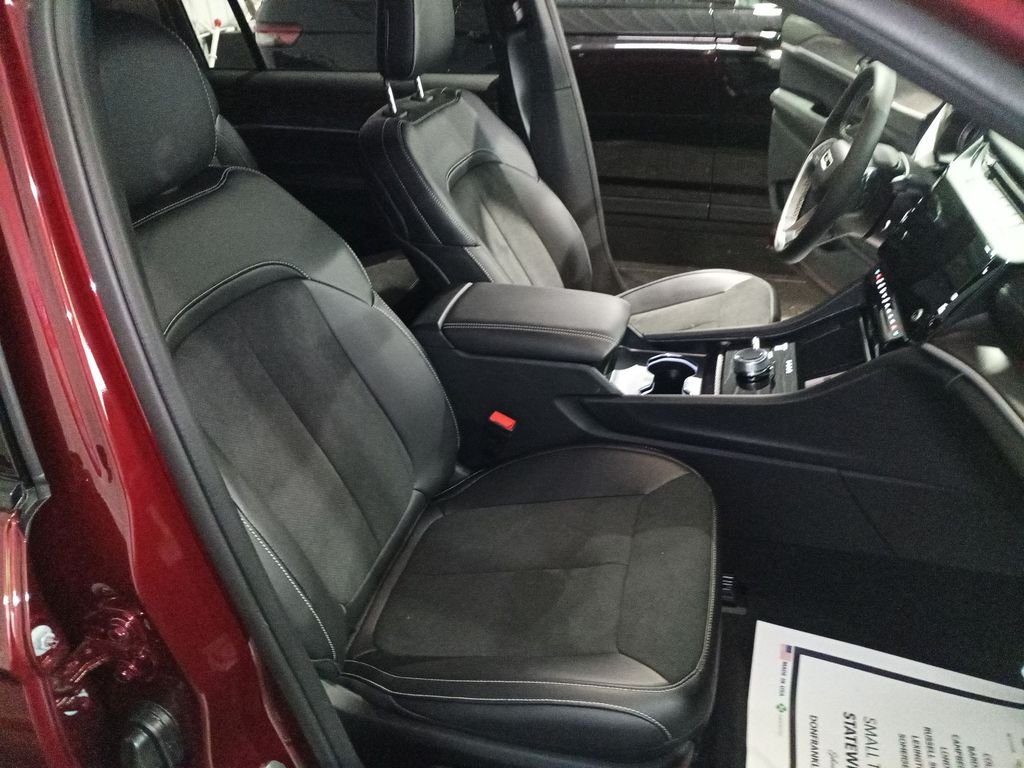 New 2026 Velvet Red Pearl-Coat Exterior Paint Jeep Altitude image 31